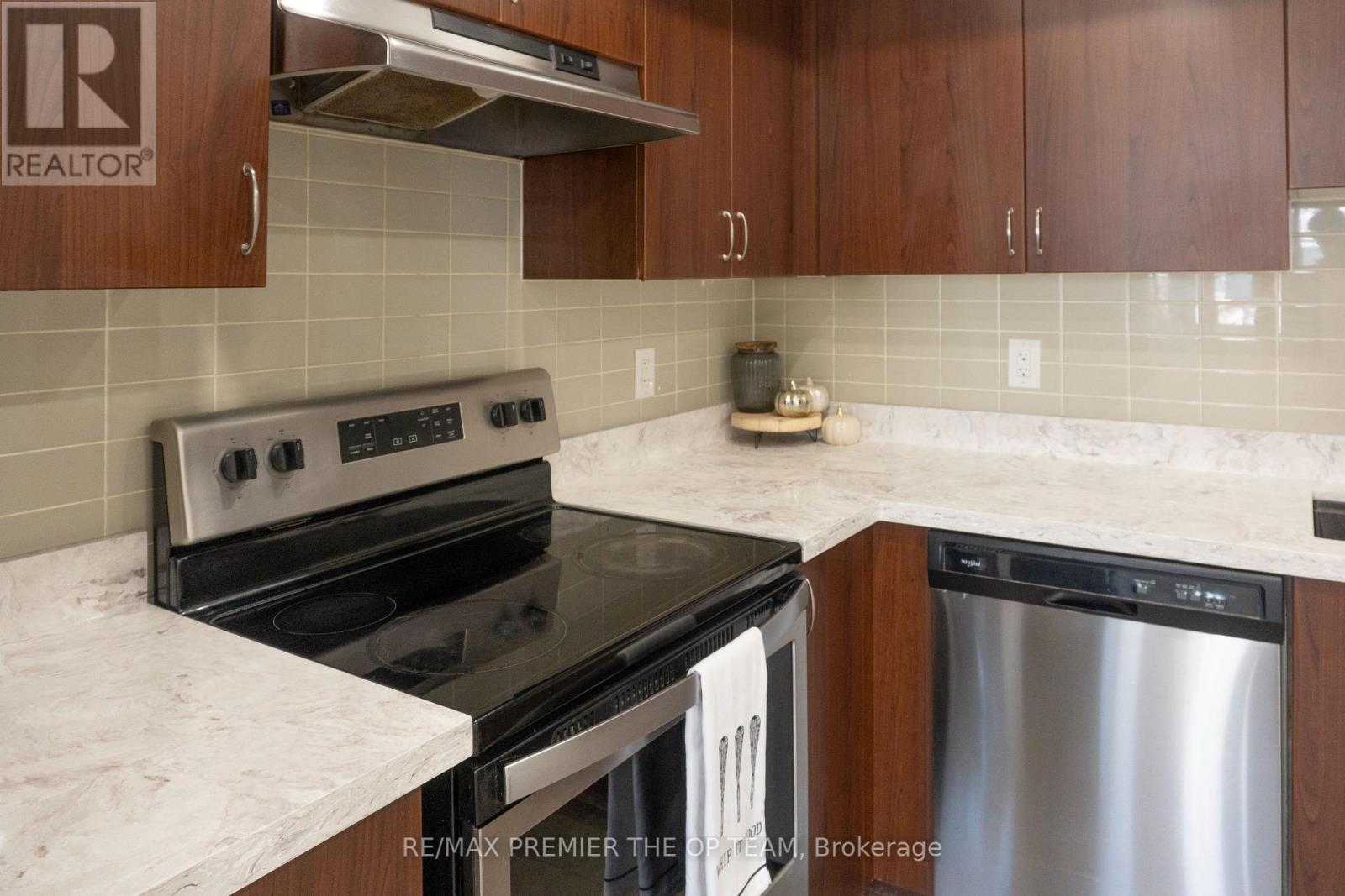 120 - 250 Sunny Meadow Boulevard, Brampton, Ontario  L6R 3Y7 - Photo 5 - W12405201