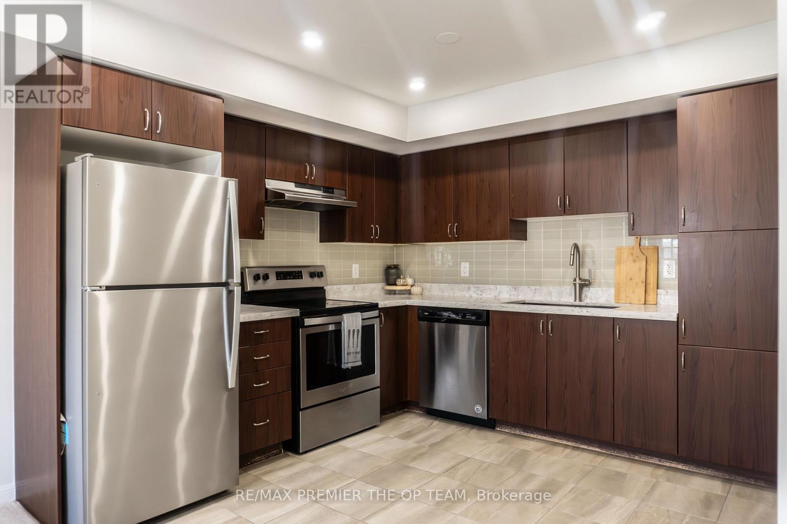 120 - 250 Sunny Meadow Boulevard, Brampton, Ontario  L6R 3Y7 - Photo 7 - W12405201