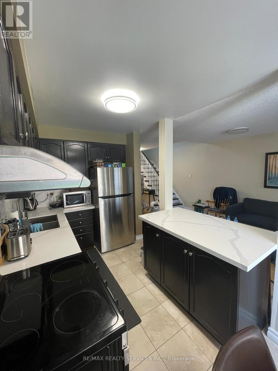 6888 Dillingwood Drive, Mississauga, Ontario  L5N 7E4 - Photo 12 - W12402344