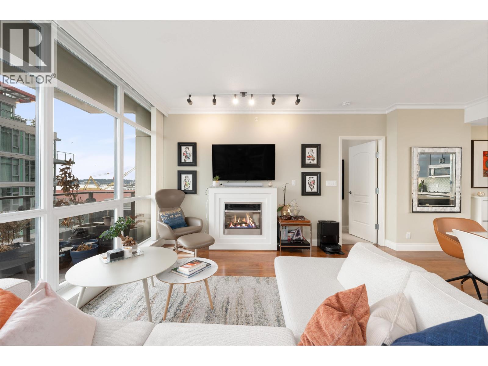 804 162 Victory Ship Way, North Vancouver, British Columbia  V7L 0B4 - Photo 2 - R3047938