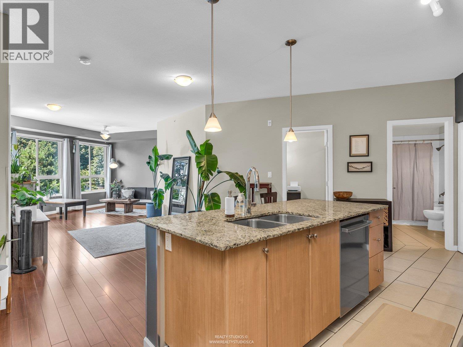 402 285 Ross Drive, New Westminster, British Columbia  V3L 0B9 - Photo 3 - R3048056