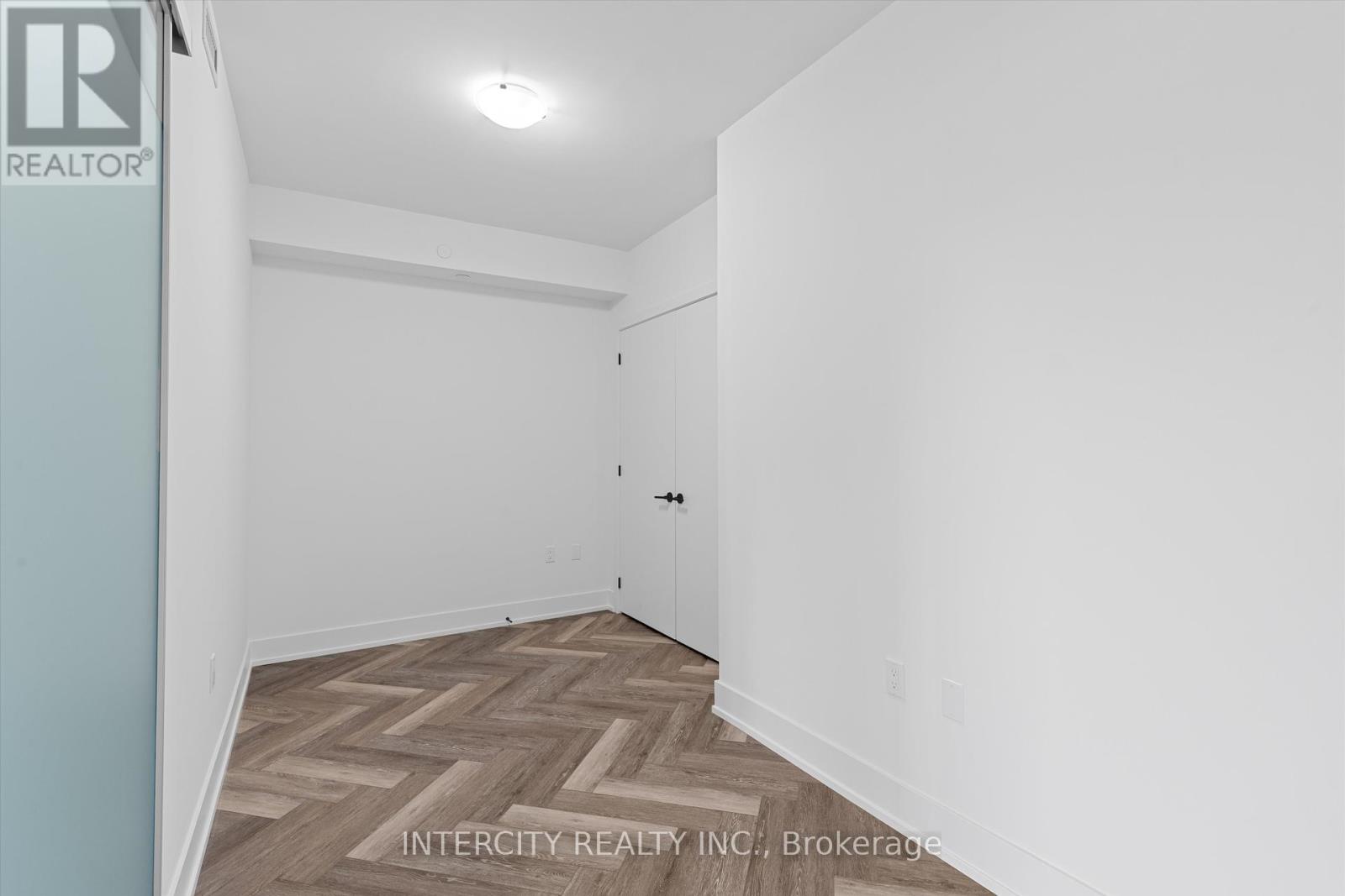 205 - 2075 King Road, King, Ontario  L7B 0R6 - Photo 14 - N12405276