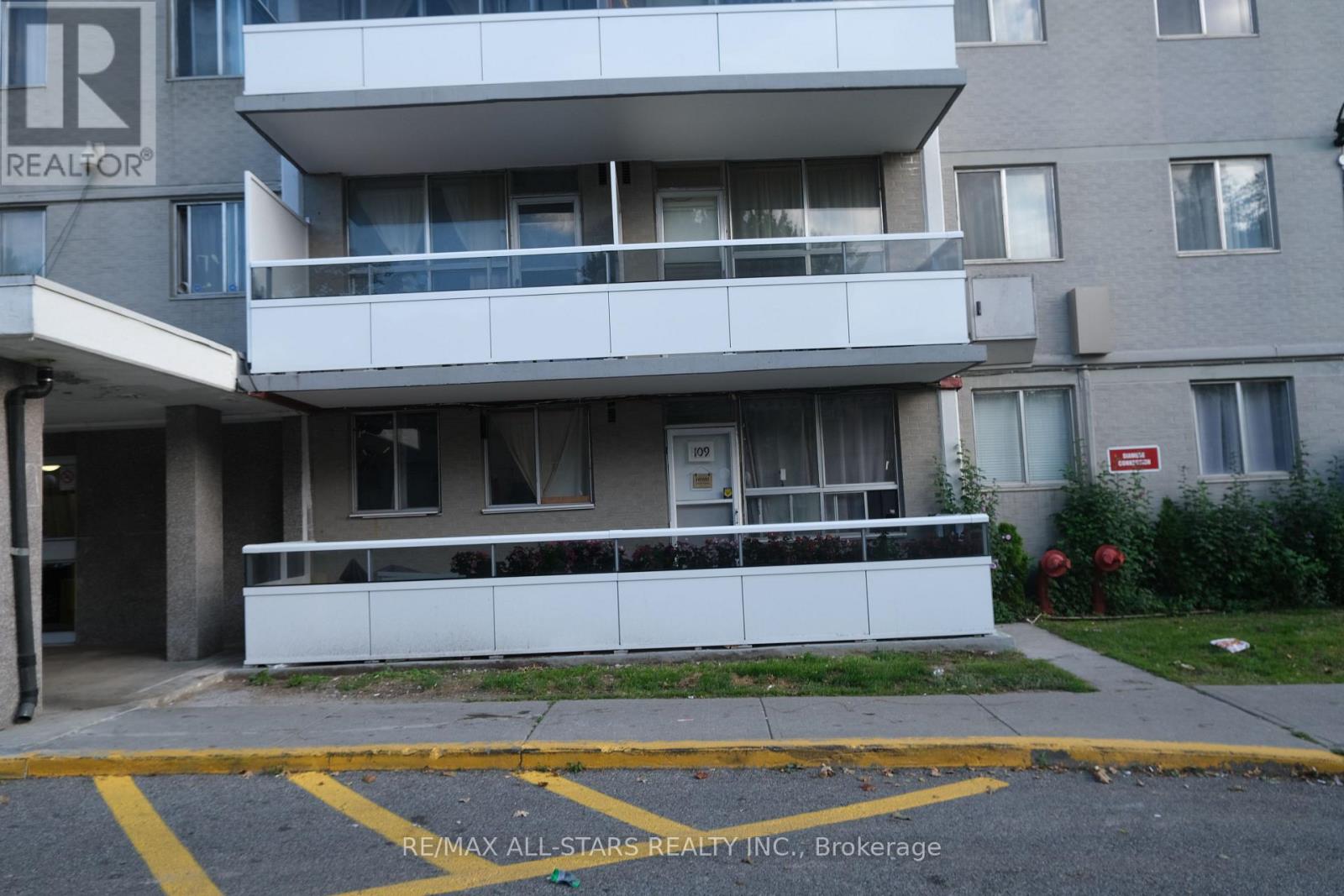109 - 200 Lotherton Pathway, Toronto, Ontario  M6B 2G8 - Photo 3 - W12360096