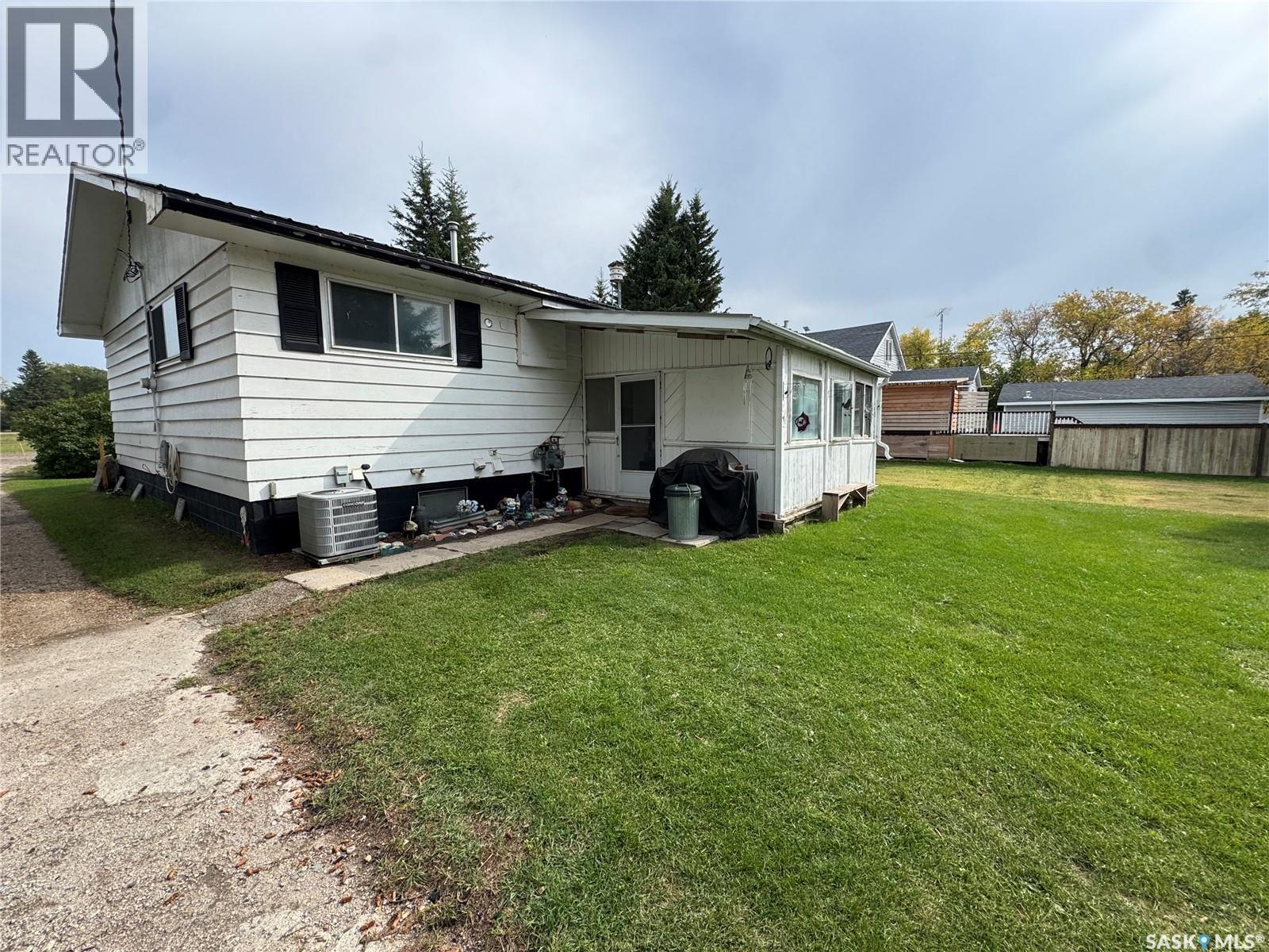100 1st Avenue N, Spalding, Saskatchewan  S0K 4C0 - Photo 3 - SK018463