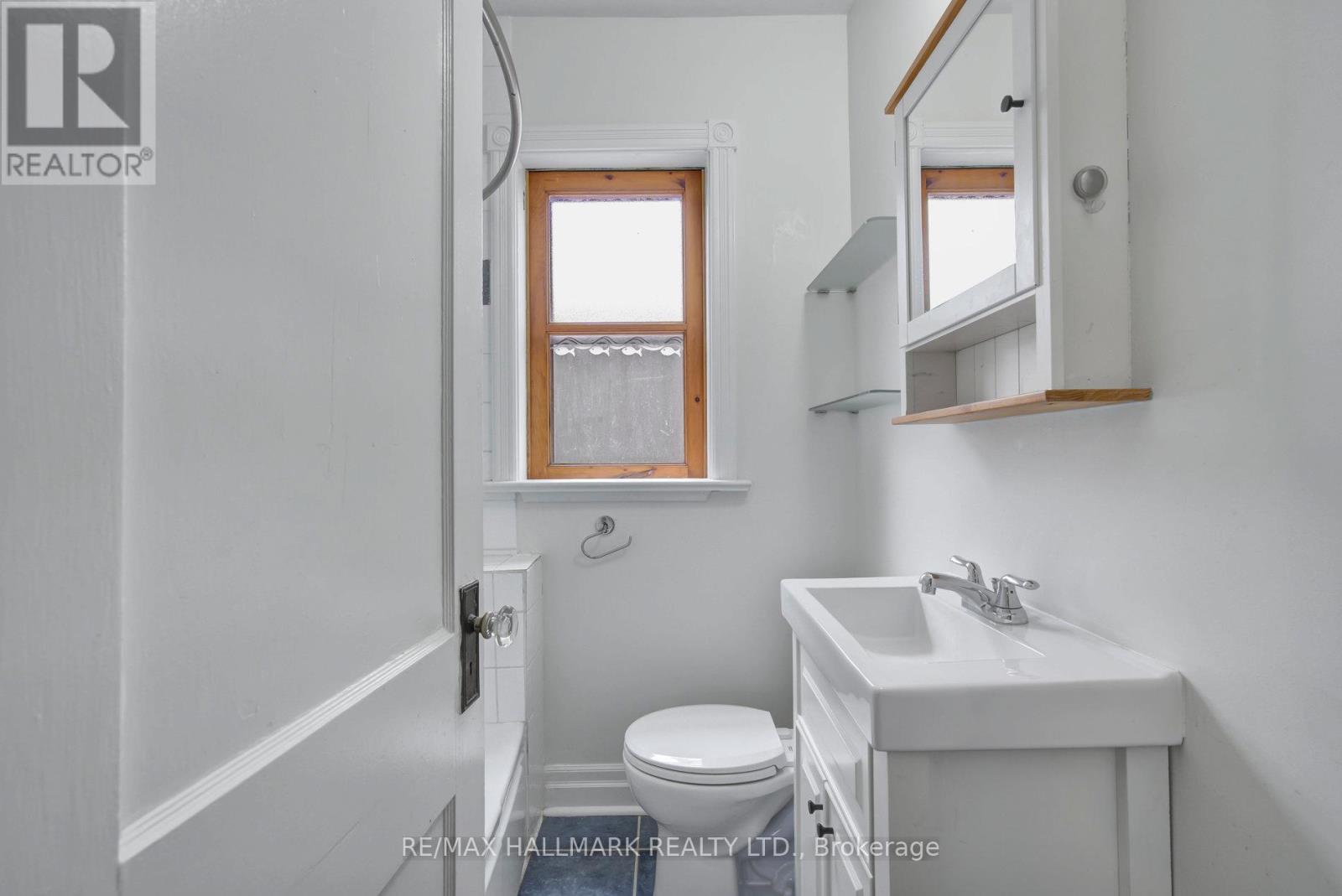 9 Costain Avenue, Toronto (East End-Danforth), Ontario  M4E 2G7 - Photo 11 - E12405279