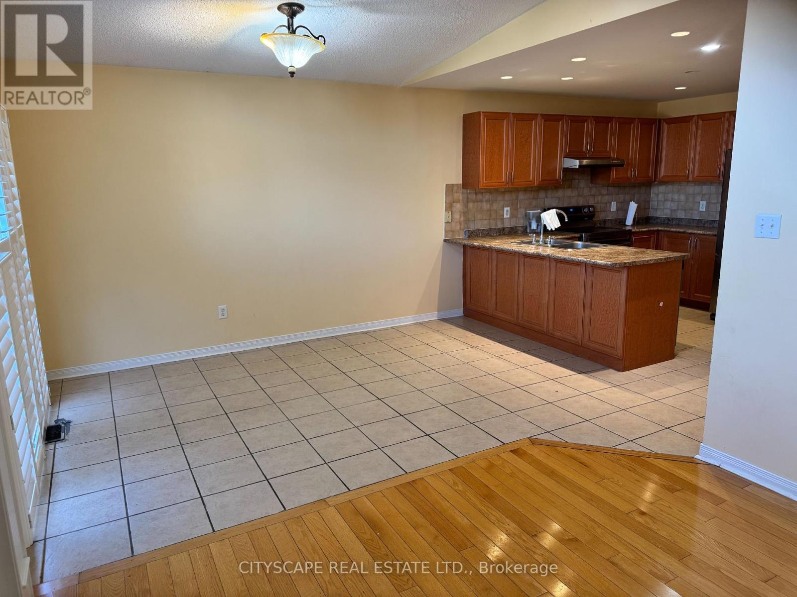 5077 Dubonet Drive, Mississauga, Ontario  L5M 7X5 - Photo 5 - W12404135