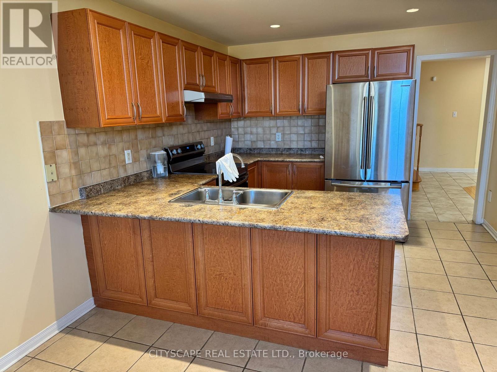 5077 Dubonet Drive, Mississauga, Ontario  L5M 7X5 - Photo 3 - W12404135