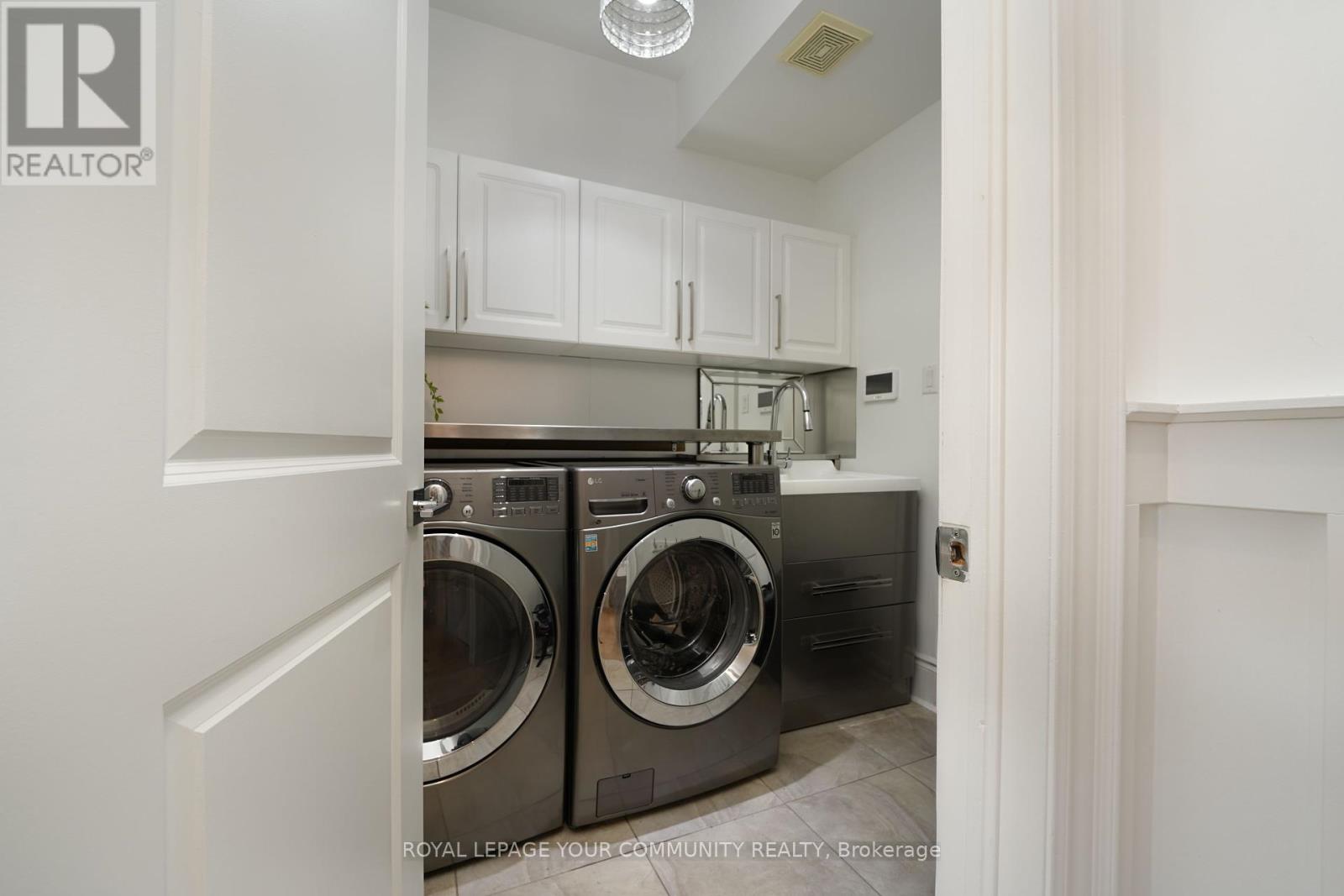 4 Dairy Avenue, Richmond Hill, Ontario  L4E 4X5 - Photo 12 - N12405297