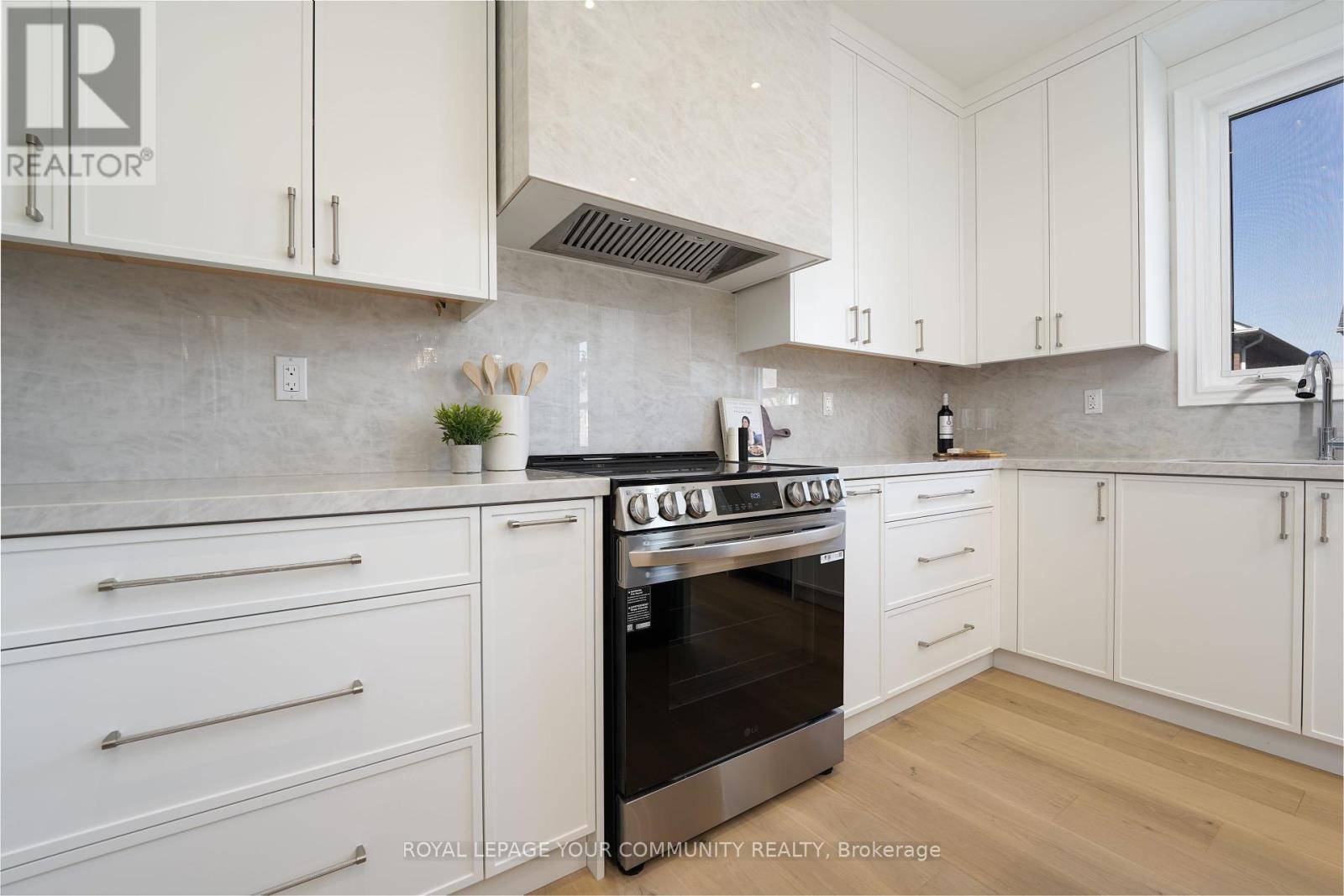 4 Dairy Avenue, Richmond Hill, Ontario  L4E 4X5 - Photo 19 - N12405297