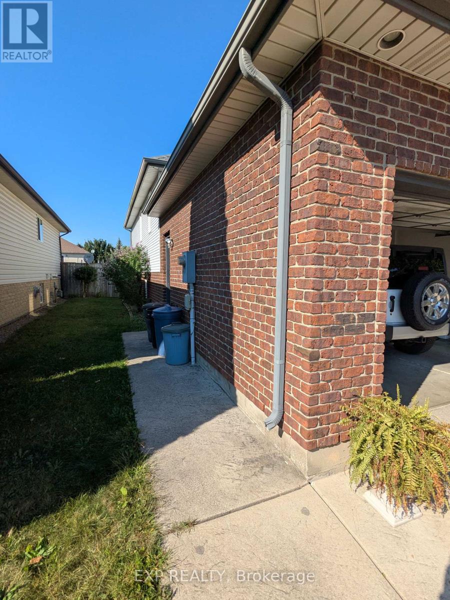 11209 Ancona Crescent, Windsor, Ontario  N8R 2K2 - Photo 34 - X12405299