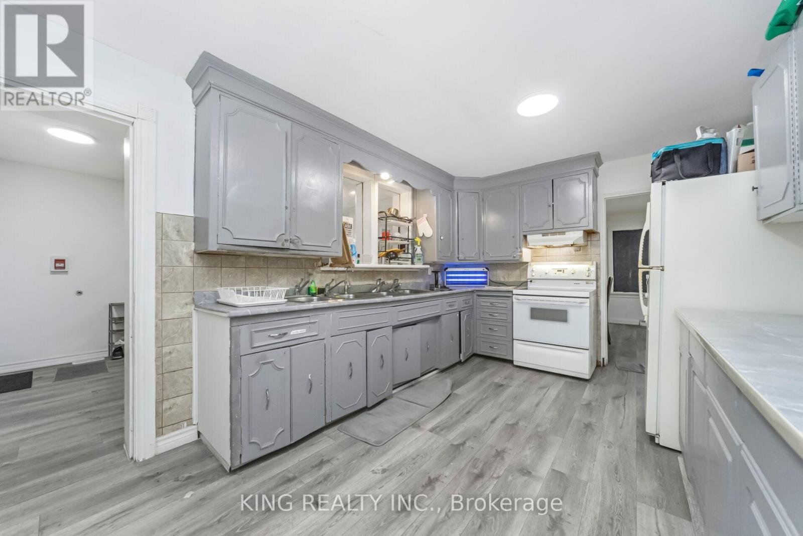 1097 Queens Boulevard, Kitchener, Ontario  N2M 1B9 - Photo 6 - X12405325