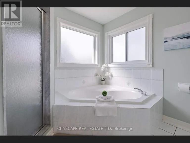 5896 Cozumel Drive, Mississauga, Ontario  L5M 6Y6 - Photo 4 - W12311965