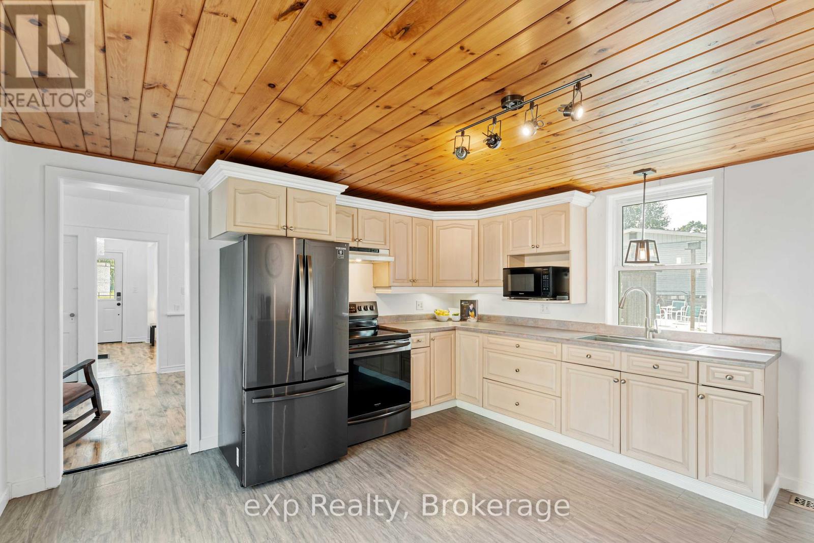 396 Mary Street, South Bruce Peninsula, Ontario  N0H 2T0 - Photo 14 - X12405365