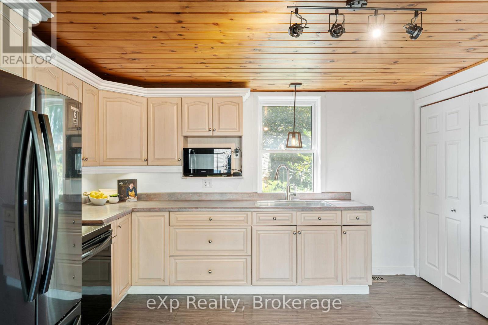 396 Mary Street, South Bruce Peninsula, Ontario  N0H 2T0 - Photo 17 - X12405365