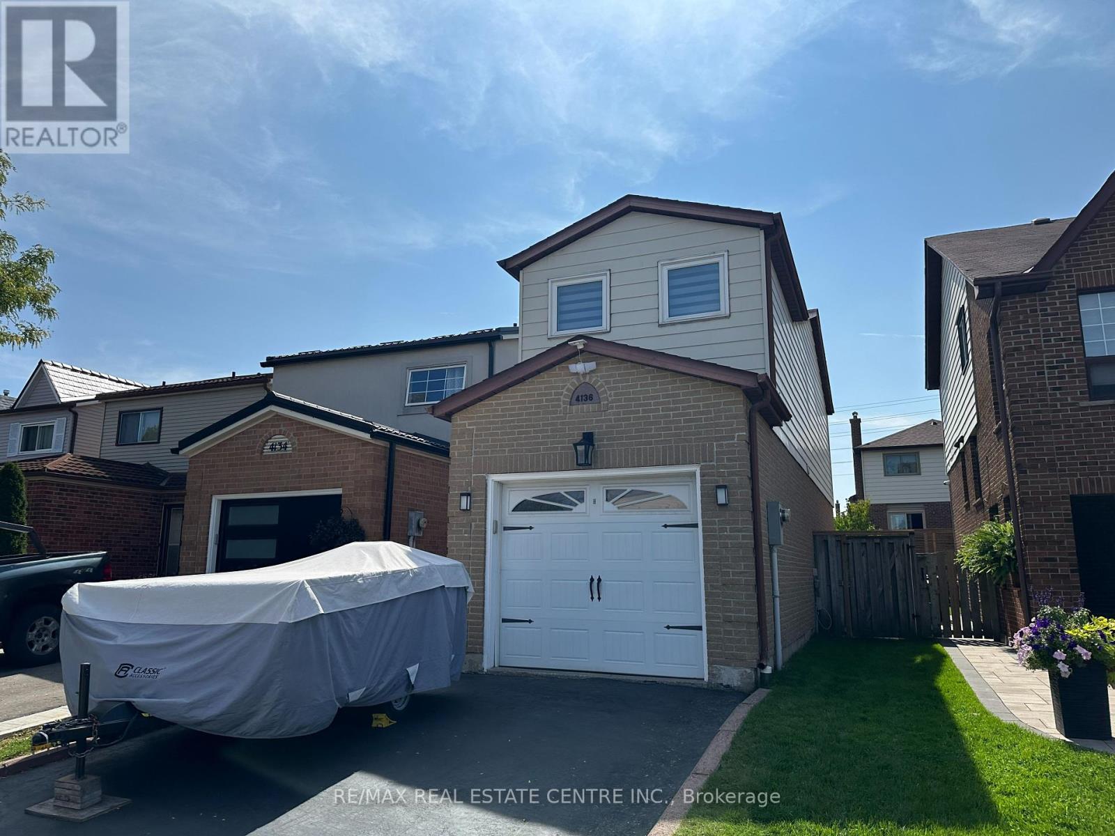 4136 Magnolia Court, Mississauga, Ontario  L5C 3K2 - Photo 1 - W12405341