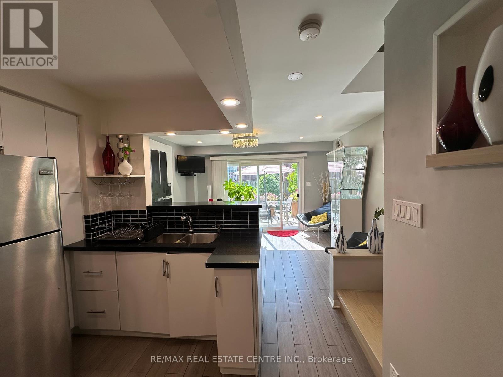 4136 Magnolia Court, Mississauga, Ontario  L5C 3K2 - Photo 2 - W12405341