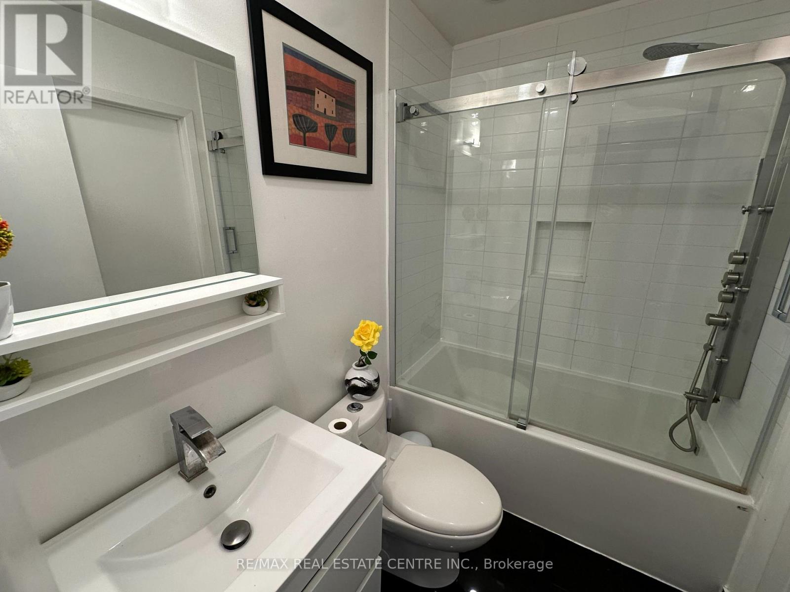 4136 Magnolia Court, Mississauga, Ontario  L5C 3K2 - Photo 12 - W12405341