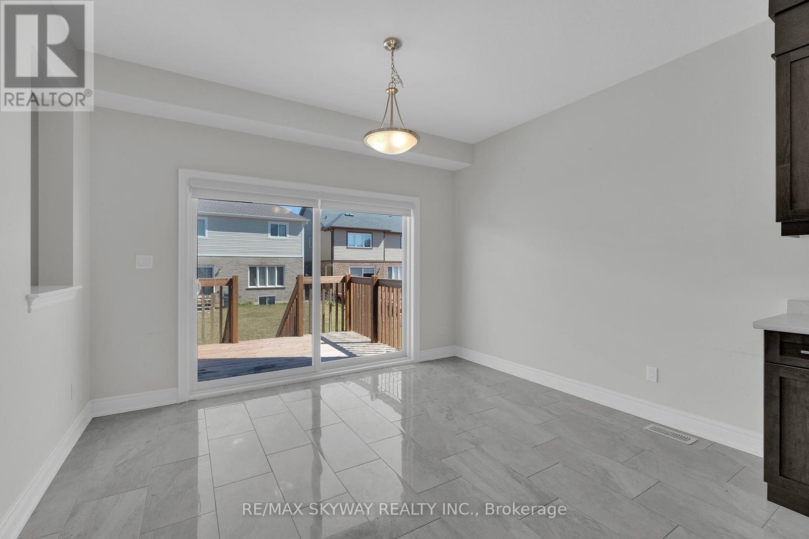 27 Monarch Street, Welland, Ontario  L3C 0E6 - Photo 19 - X12405331