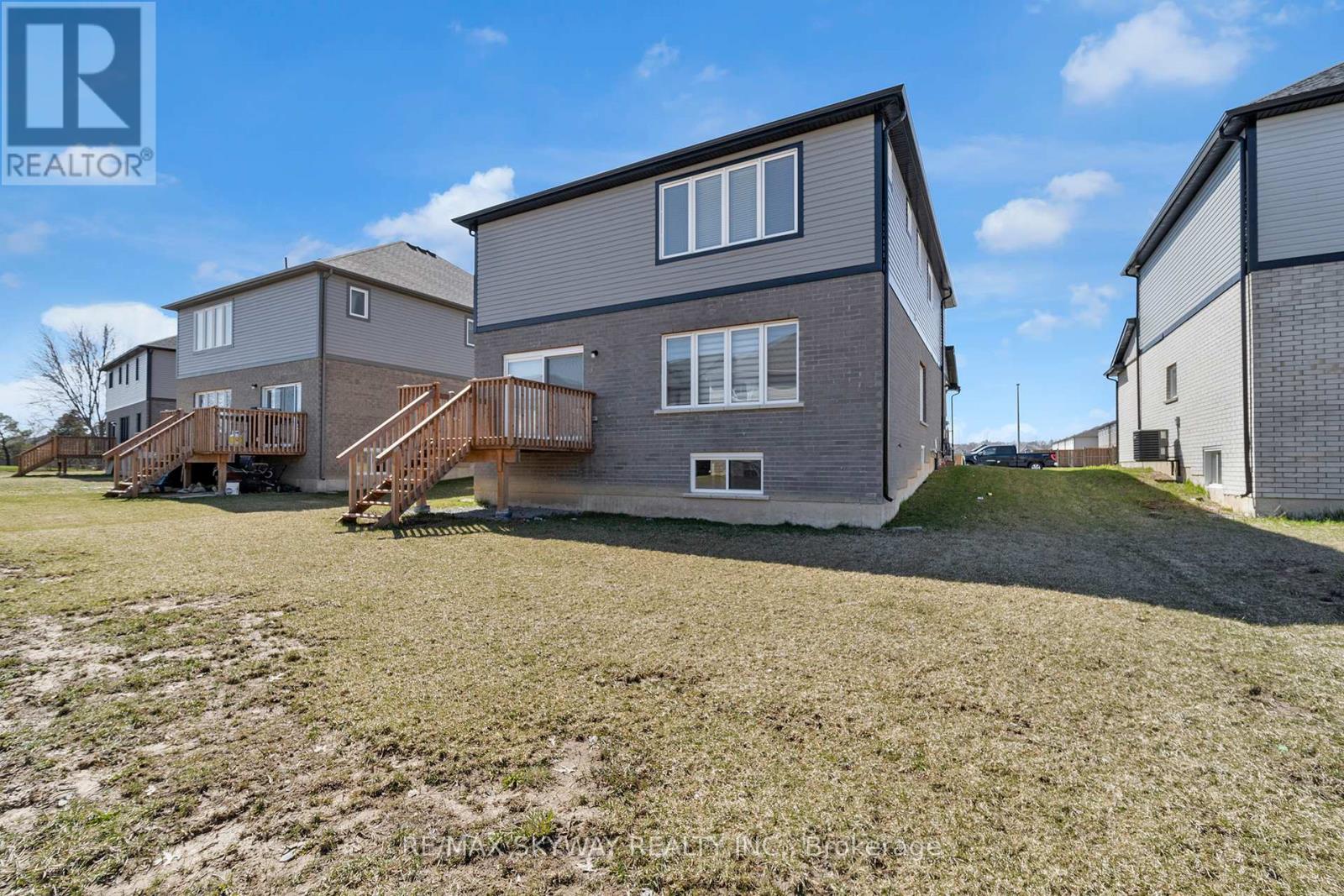 27 Monarch Street, Welland, Ontario  L3C 0E6 - Photo 50 - X12405331