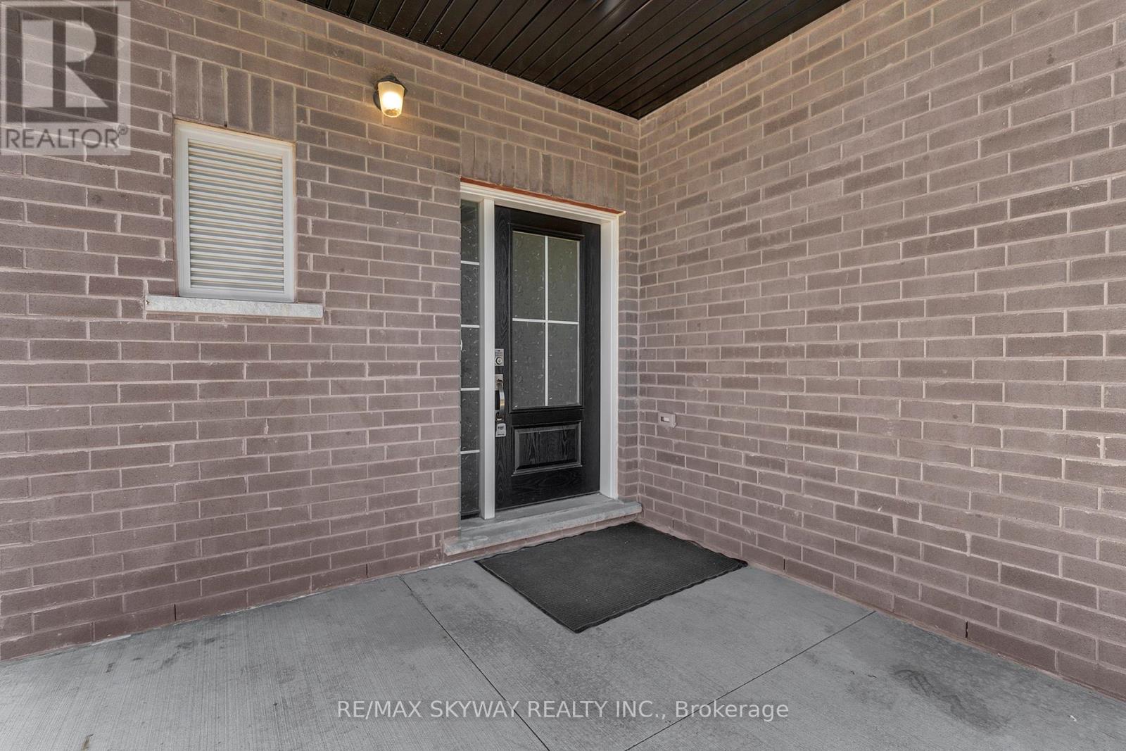 27 Monarch Street, Welland, Ontario  L3C 0E6 - Photo 6 - X12405331