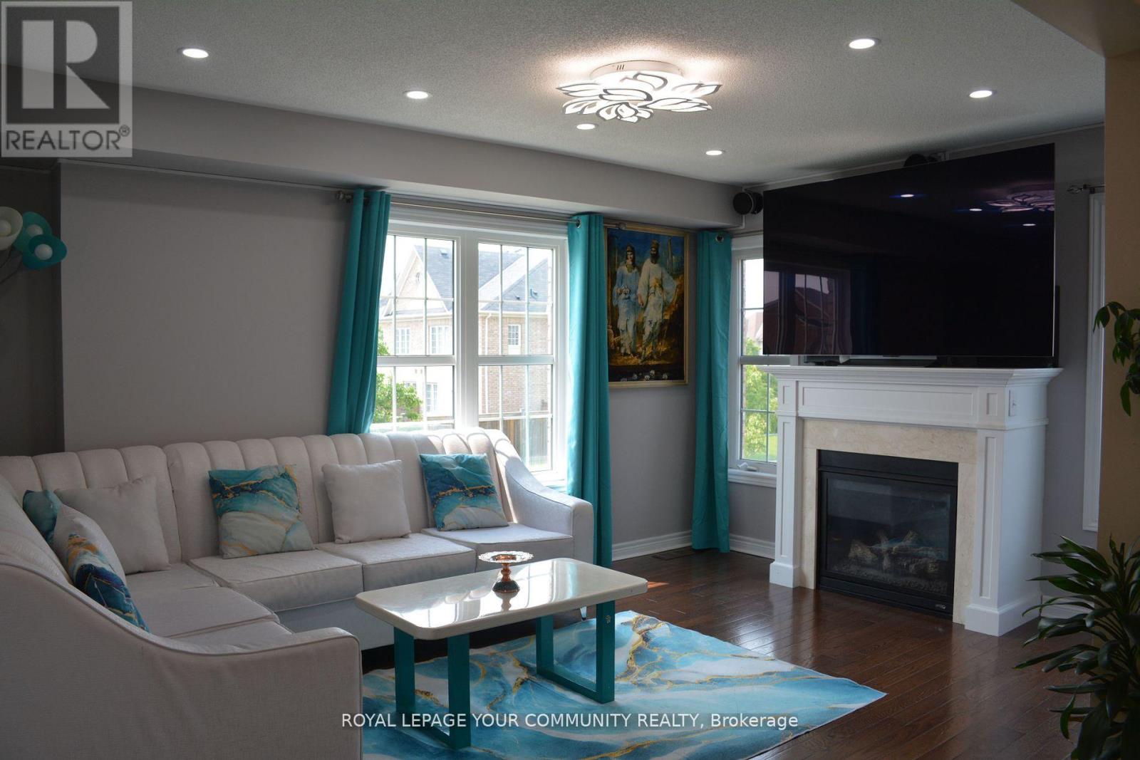 2 Herefordshire Crescent, Newmarket (Woodland Hill), Ontario  L9N 0B4 - Photo 11 - N12405360