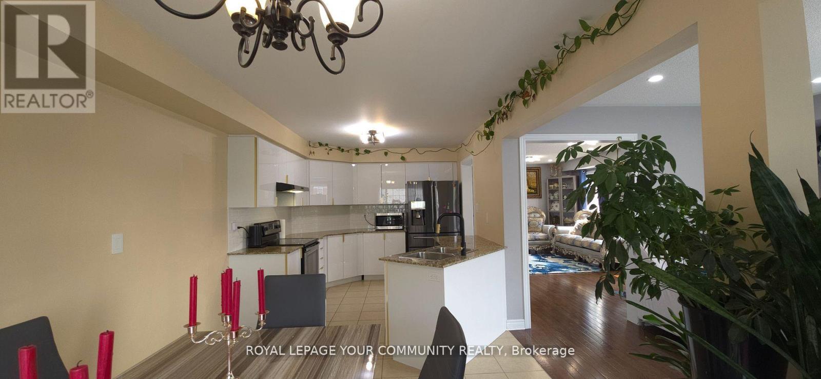 2 Herefordshire Crescent, Newmarket (Woodland Hill), Ontario  L9N 0B4 - Photo 15 - N12405360
