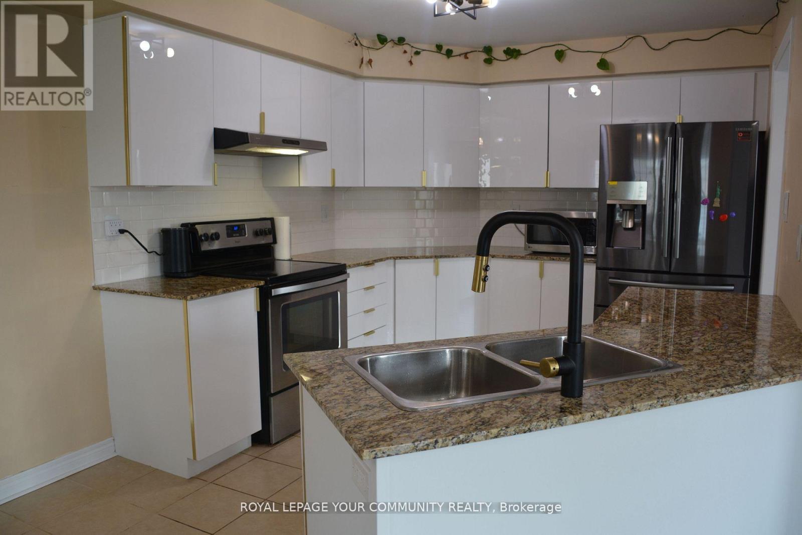 2 Herefordshire Crescent, Newmarket (Woodland Hill), Ontario  L9N 0B4 - Photo 17 - N12405360