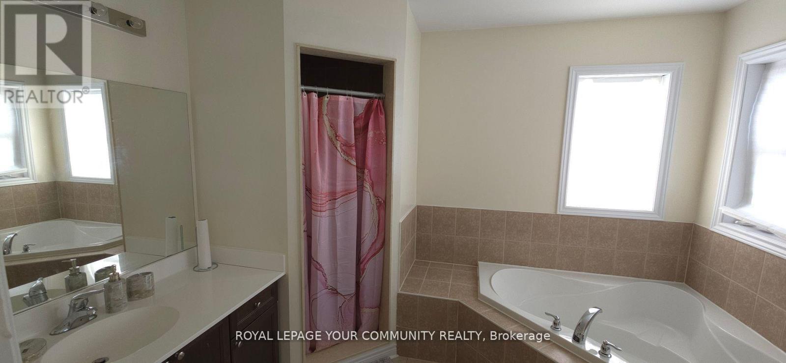 2 Herefordshire Crescent, Newmarket (Woodland Hill), Ontario  L9N 0B4 - Photo 25 - N12405360