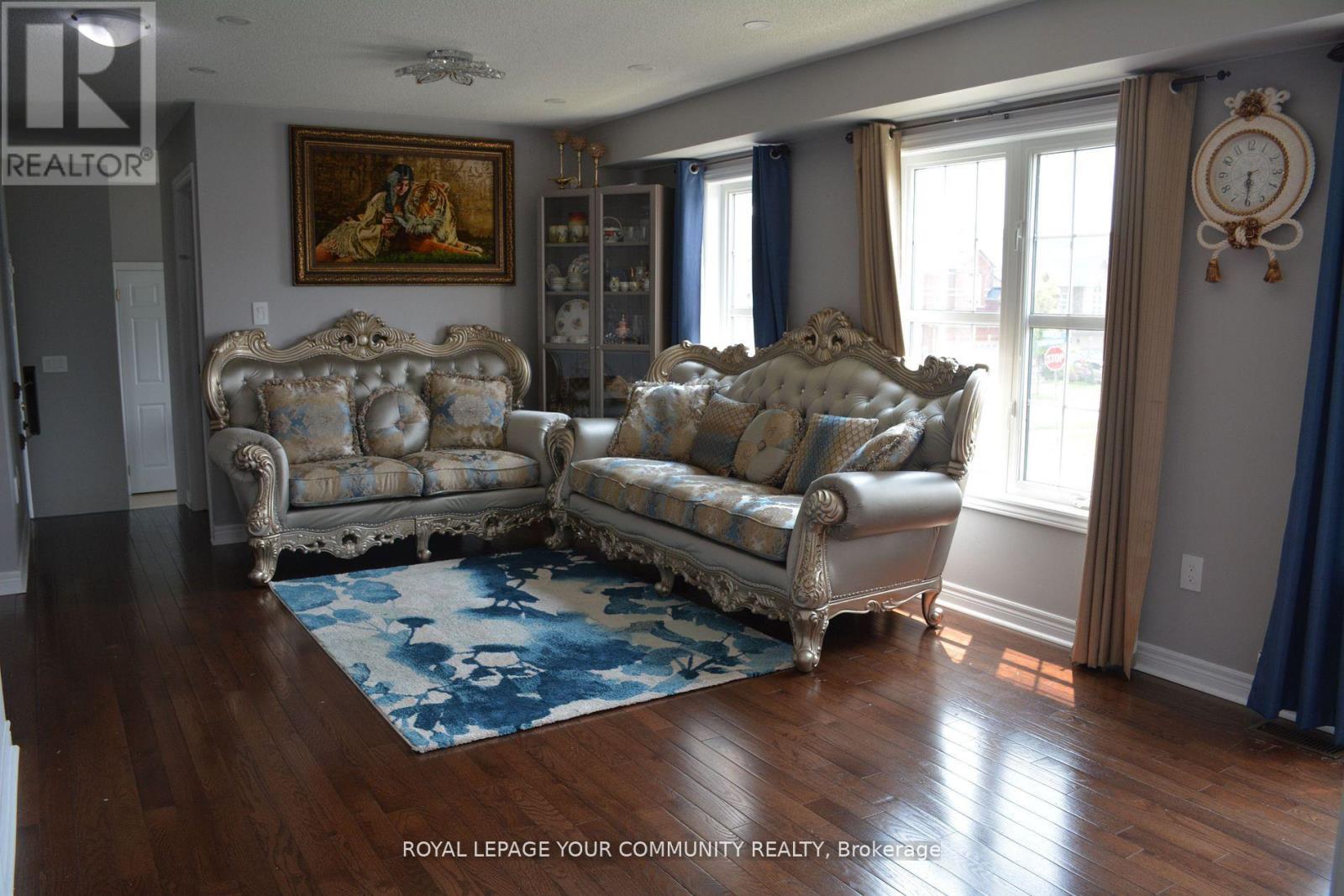 2 Herefordshire Crescent, Newmarket (Woodland Hill), Ontario  L9N 0B4 - Photo 6 - N12405360