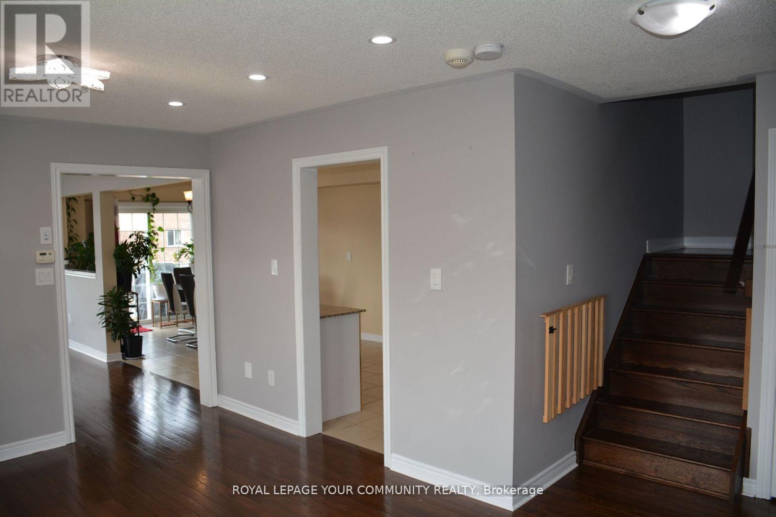 2 Herefordshire Crescent, Newmarket (Woodland Hill), Ontario  L9N 0B4 - Photo 7 - N12405360