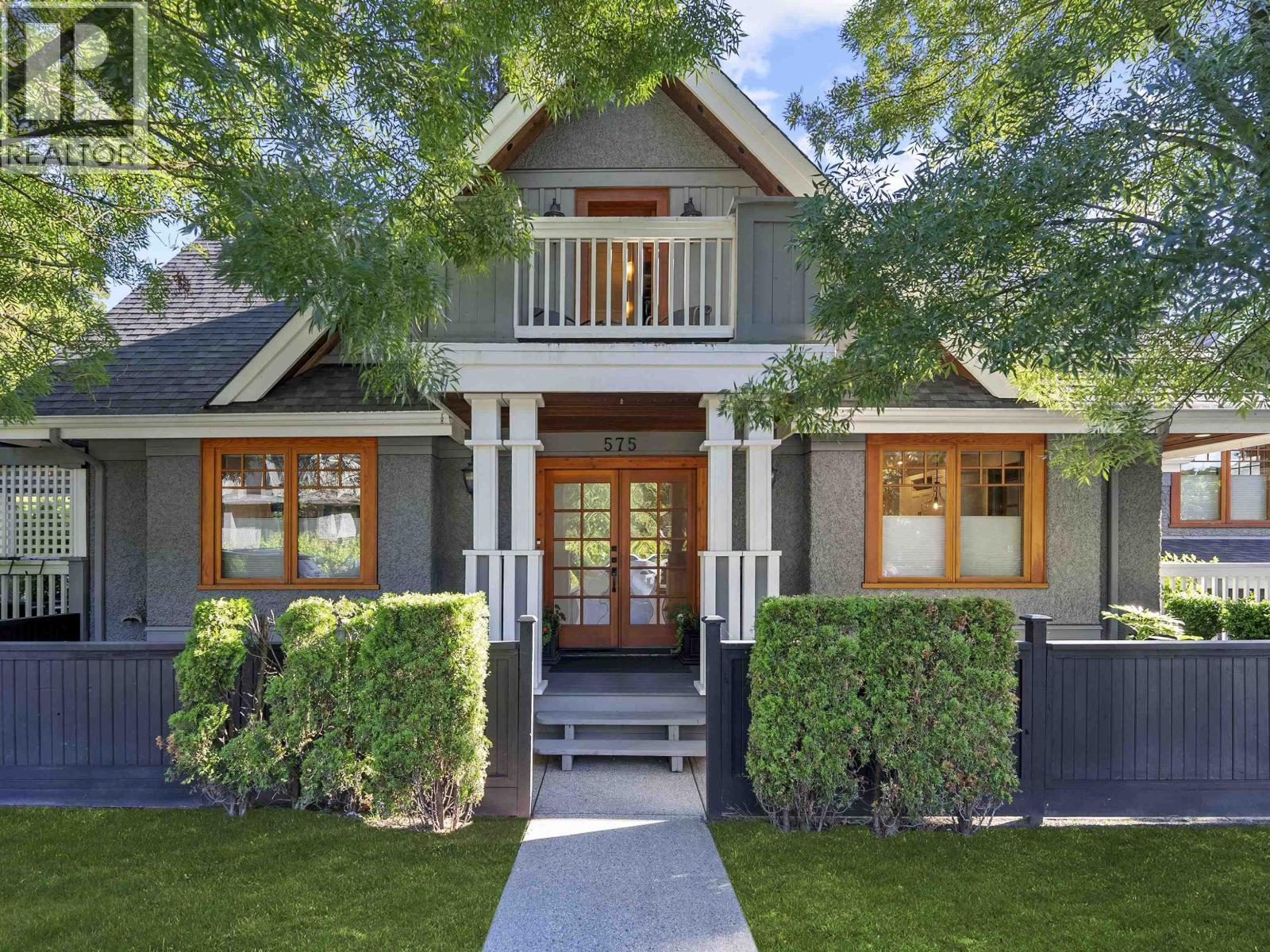 575 E 17TH STREET, North Vancouver, British Columbia