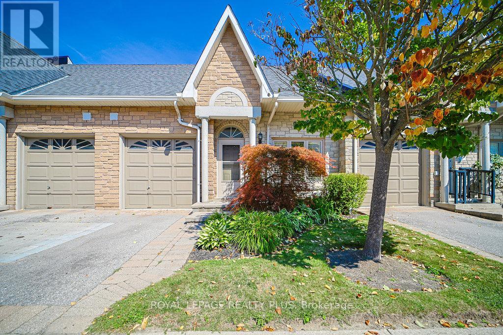 6 - 1010 Cristina Court, Mississauga, Ontario  L5J 4T7 - Photo 2 - W12405403