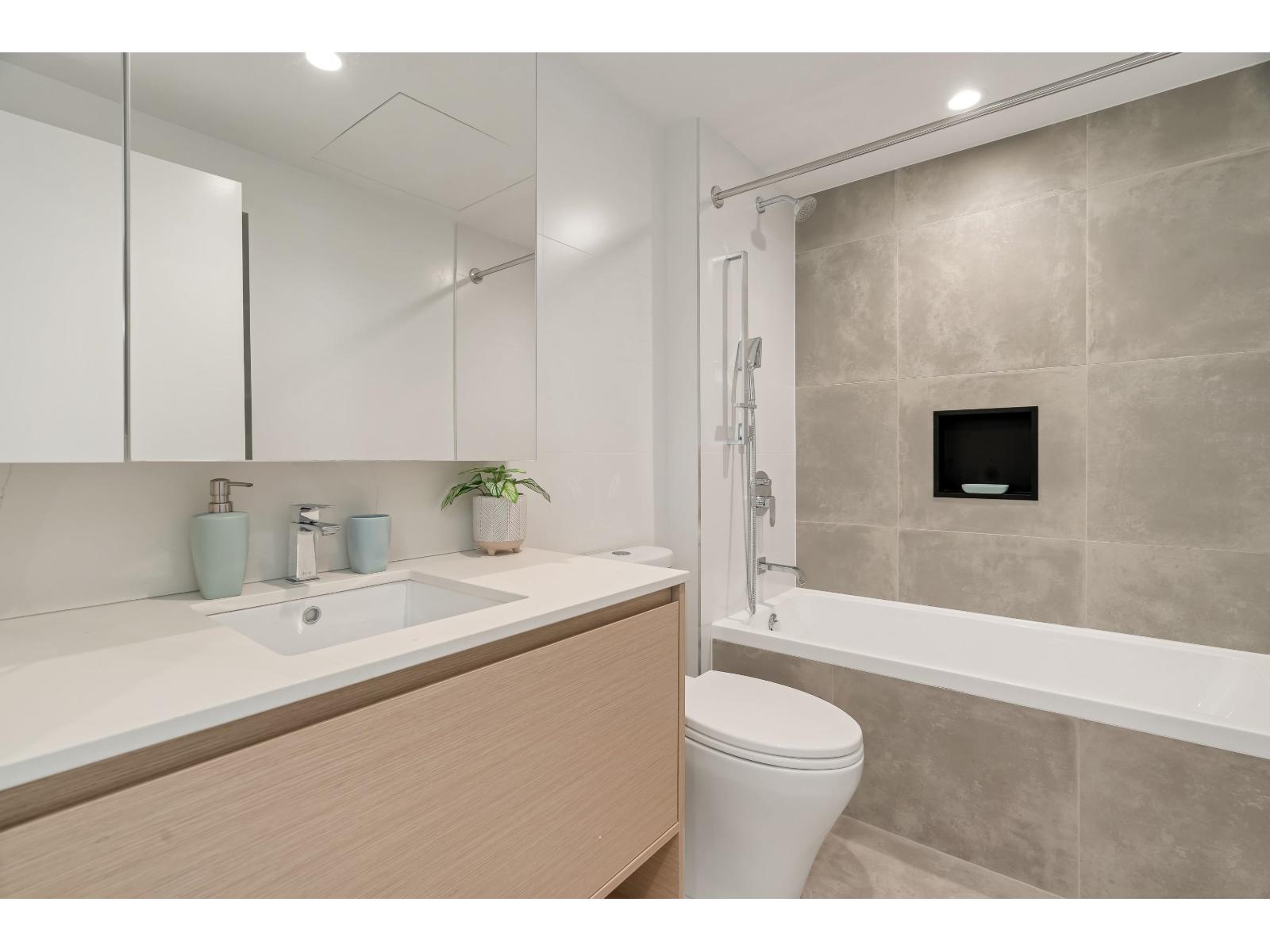 1205 13745 George Junction, Surrey, British Columbia  V3T 0V7 - Photo 13 - R3048251
