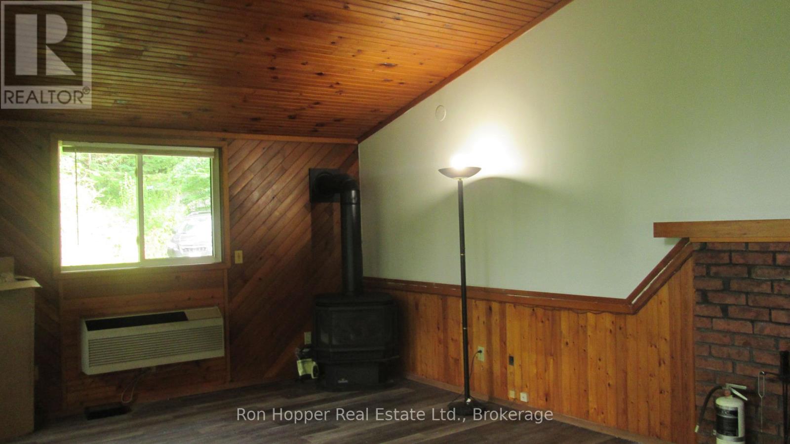 140 Sunset Beach Road, Meaford, Ontario  N0H 1B0 - Photo 12 - X12405490