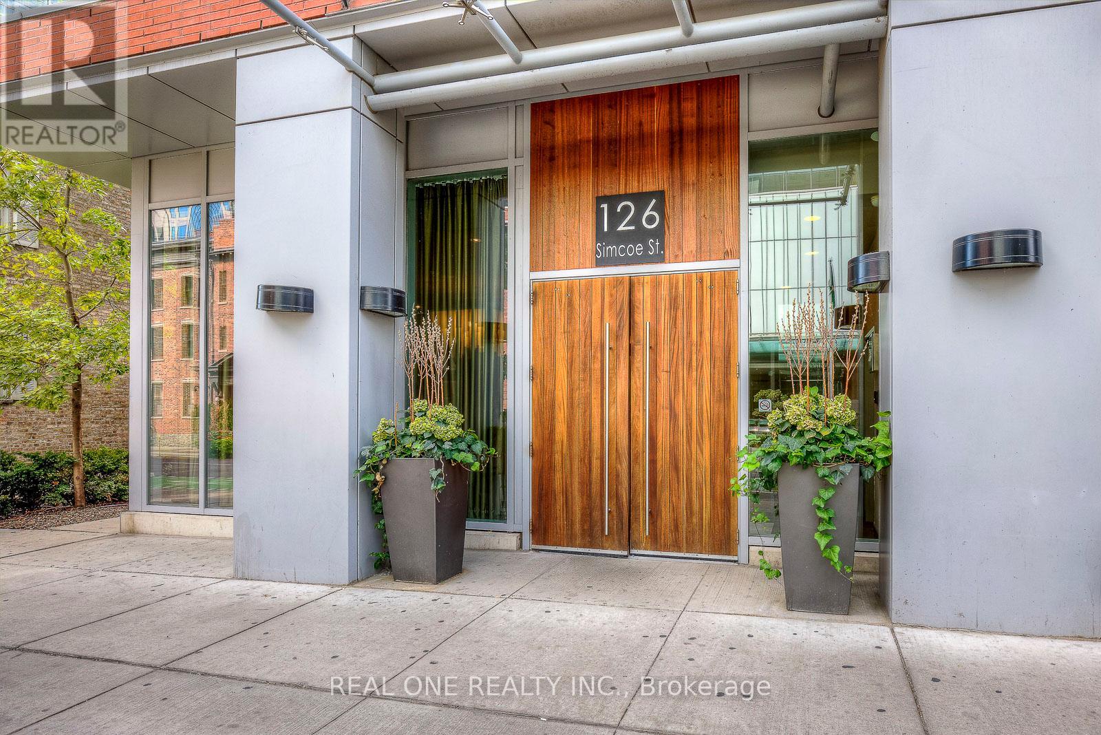 2007 - 126 Simcoe Street, Toronto, Ontario  M5H 4E6 - Photo 2 - C12373206