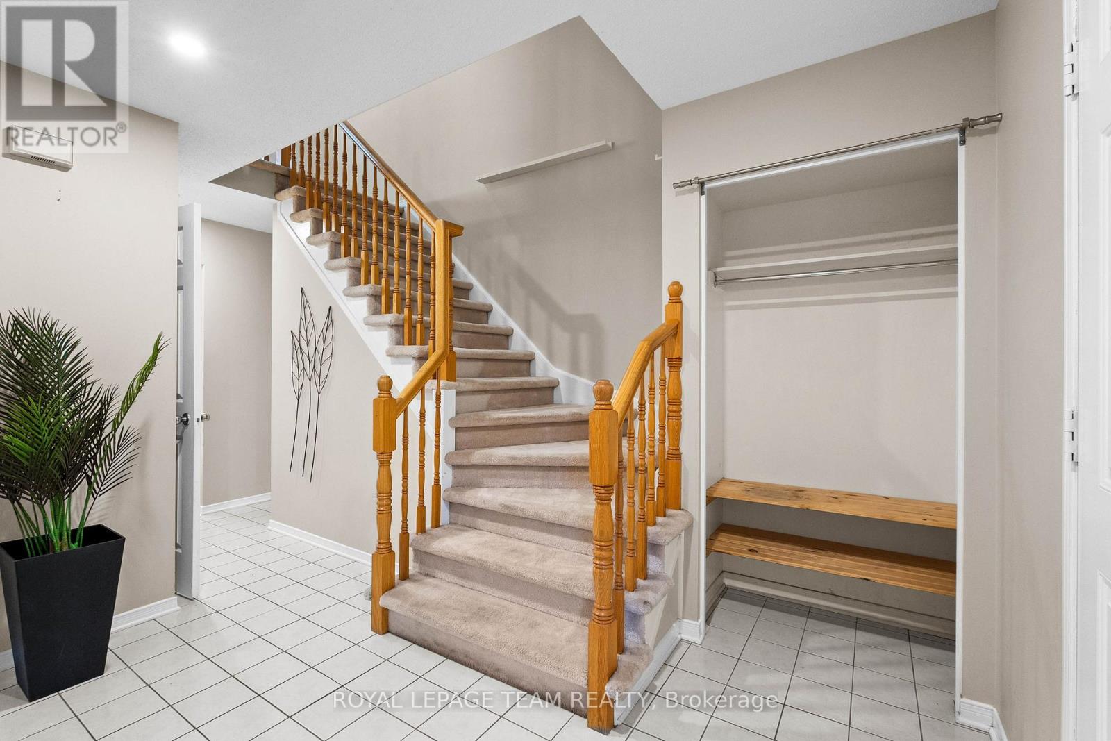 16 Baton Court, Ottawa, Ontario  K2L 4C8 - Photo 4 - X12405538