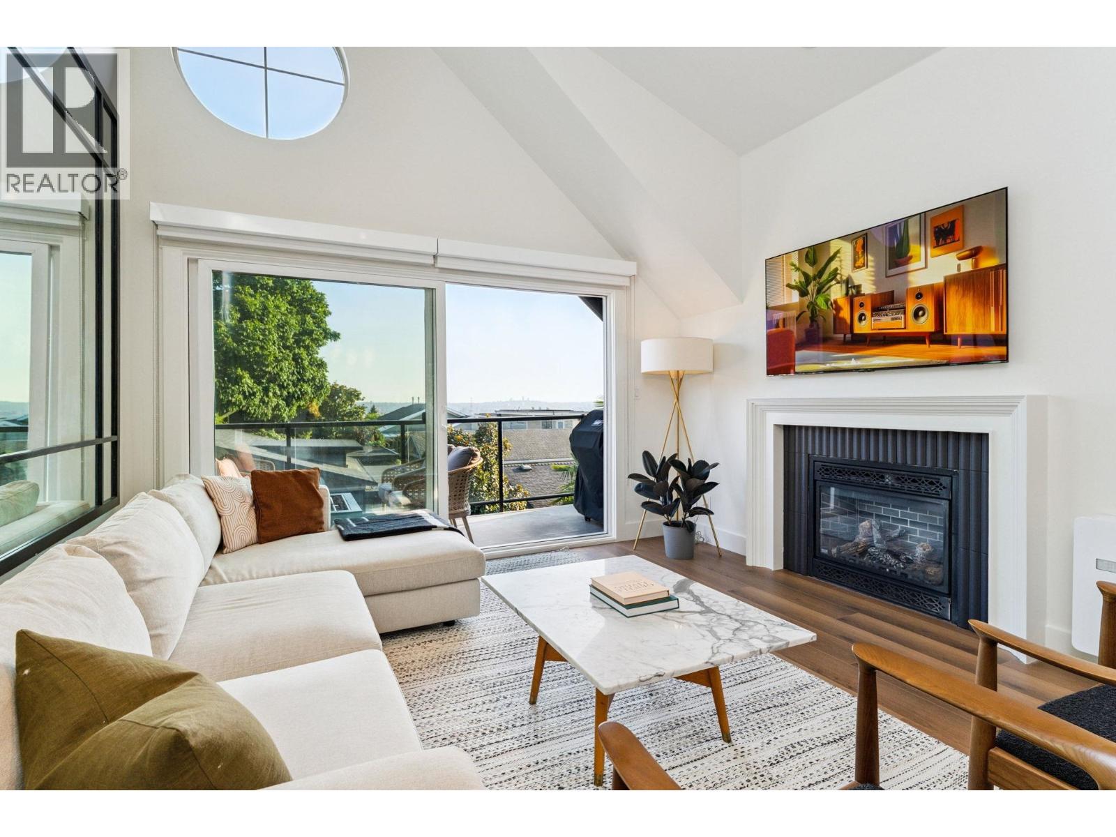 331 E 8TH STREET, North Vancouver, British Columbia