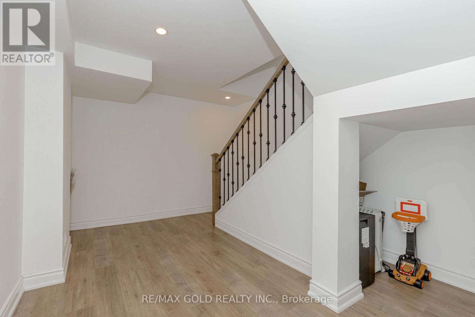 1344 Rose Way, Milton, Ontario  L9E 1M5 - Photo 34 - W12404054