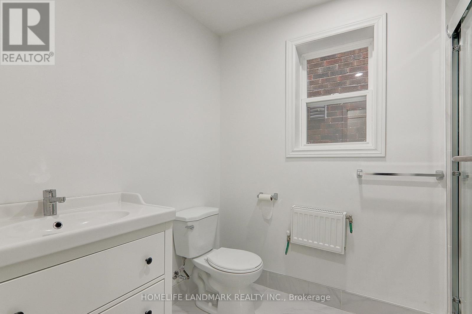 2(Upper - 8 Hanson Road, Toronto, Ontario  M6E 1T3 - Photo 11 - C12405544