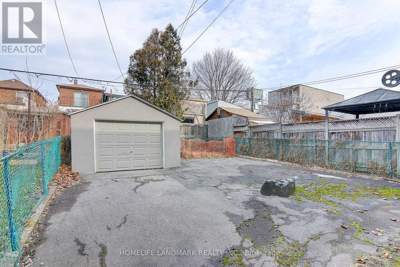 2(Upper - 8 Hanson Road, Toronto, Ontario  M6E 1T3 - Photo 16 - C12405544