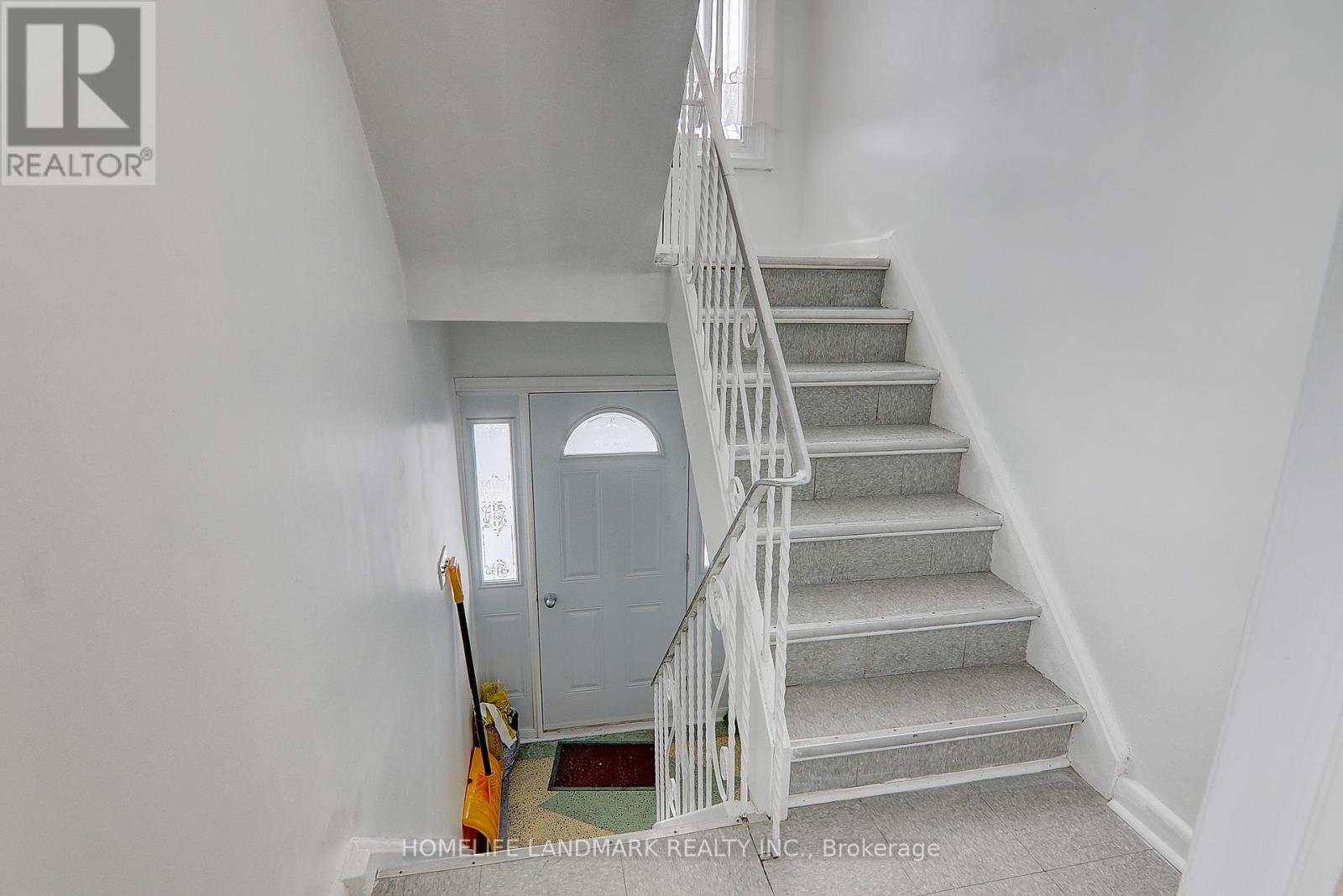 2(Upper - 8 Hanson Road, Toronto, Ontario  M6E 1T3 - Photo 2 - C12405544