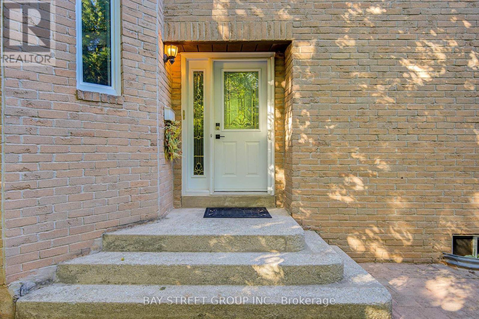 1307 Barberry Green, Oakville, Ontario  L6M 2A7 - Photo 3 - W12405593