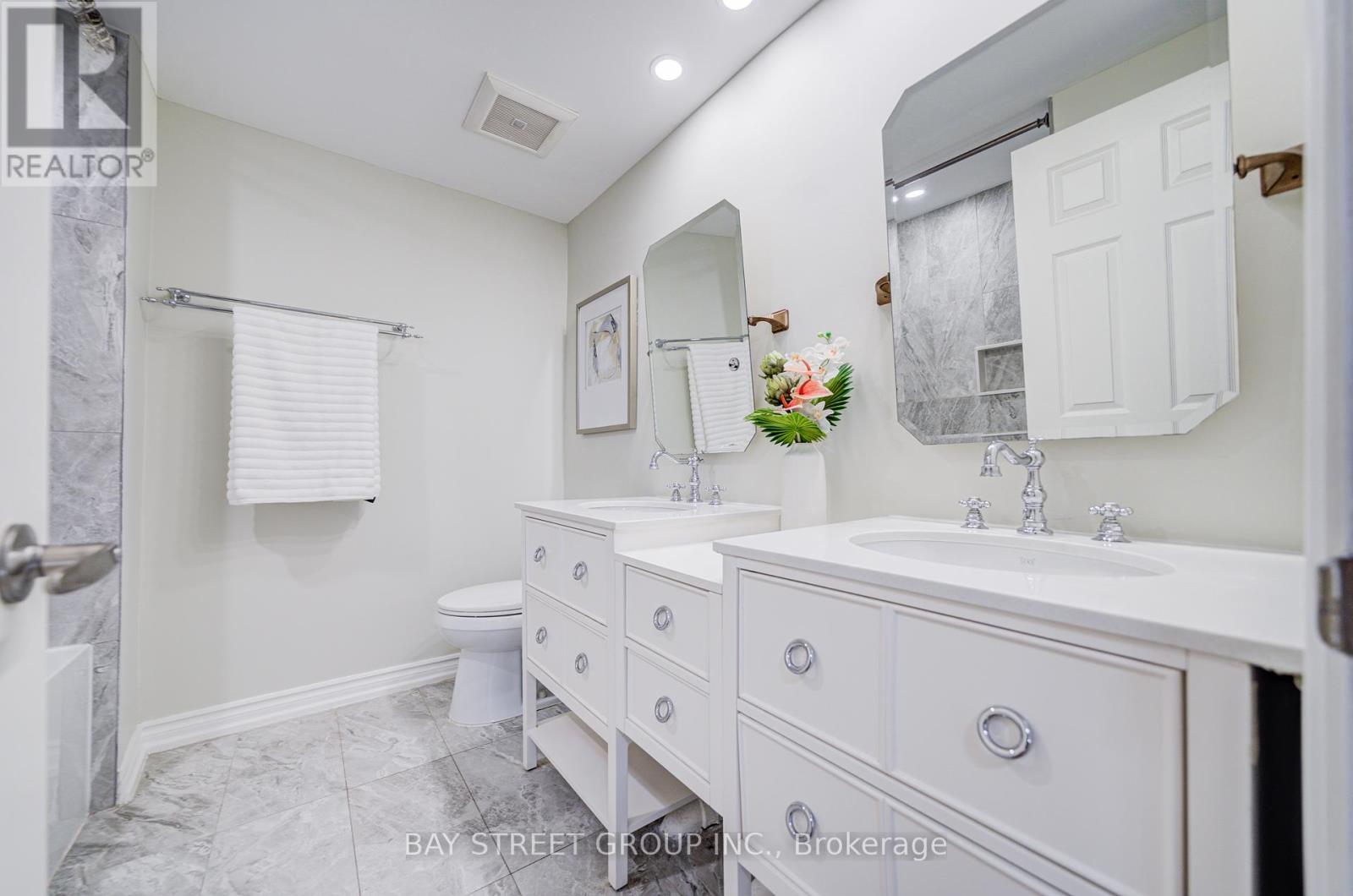 1307 Barberry Green, Oakville, Ontario  L6M 2A7 - Photo 38 - W12405593