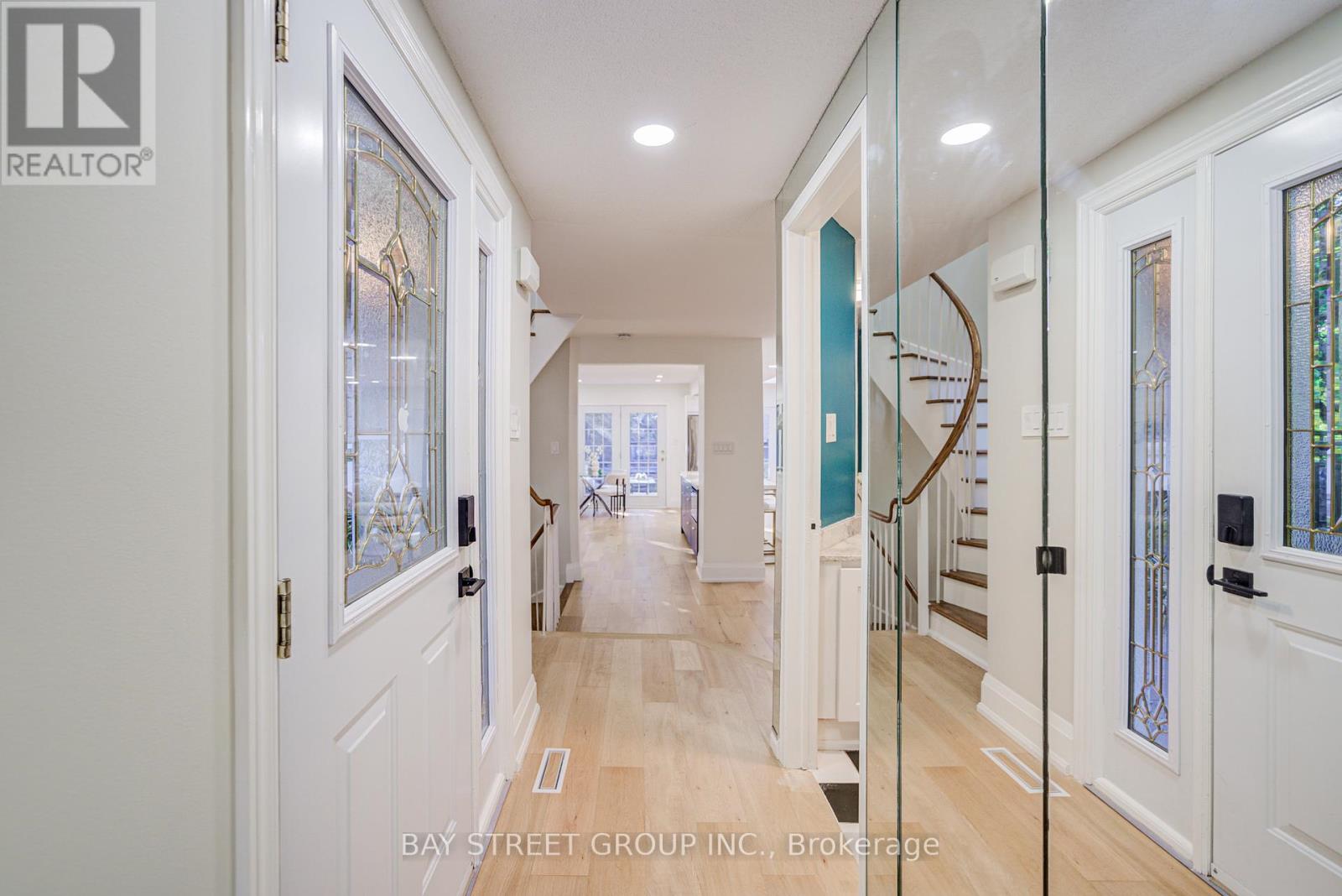 1307 Barberry Green, Oakville, Ontario  L6M 2A7 - Photo 4 - W12405593