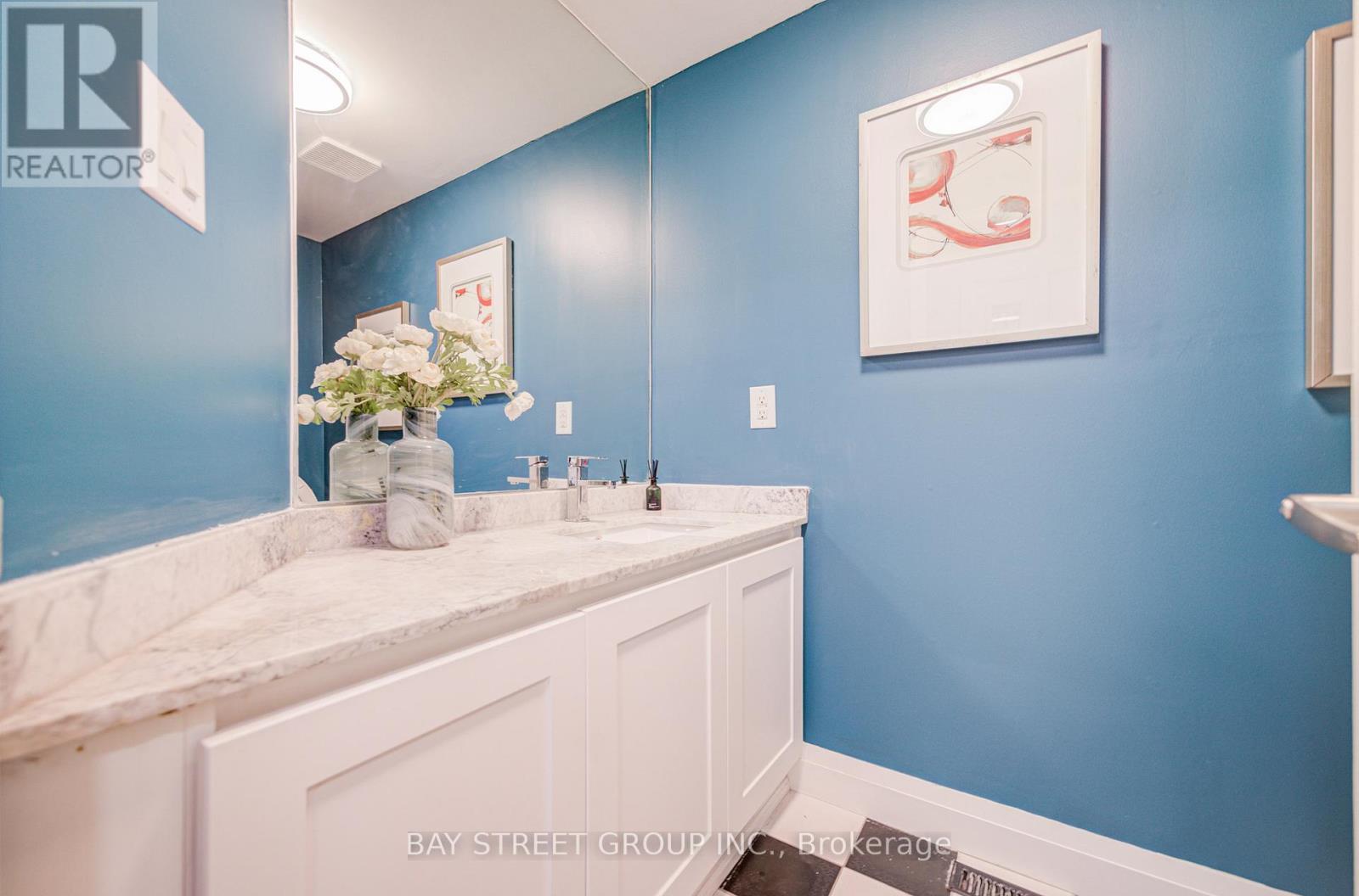 1307 Barberry Green, Oakville, Ontario  L6M 2A7 - Photo 6 - W12405593