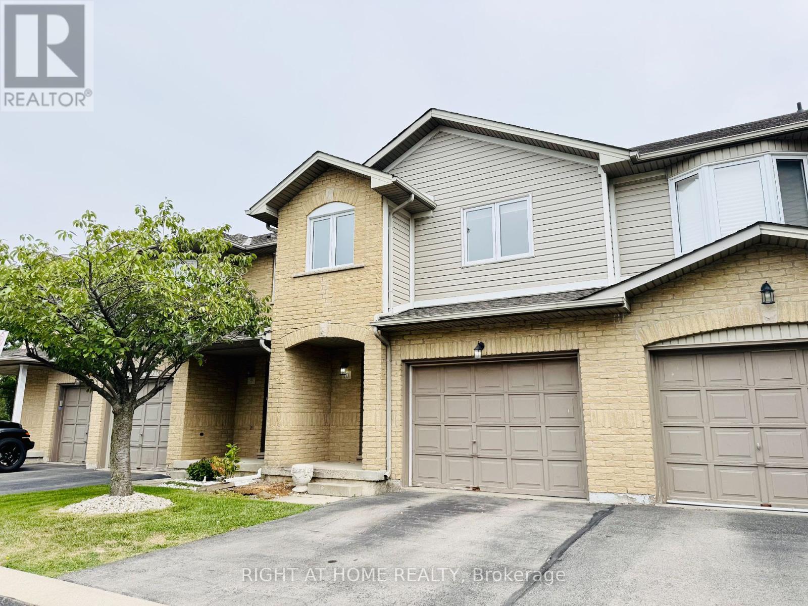 10 - 800 PARAMOUNT DRIVE, Hamilton, Ontario
