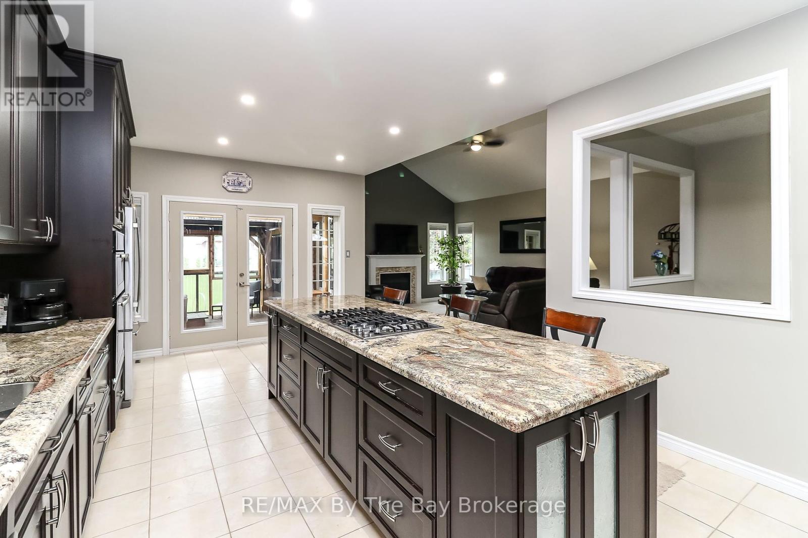 37 Walnut Drive, Wasaga Beach, Ontario  L9Z 0A8 - Photo 6 - S12405670