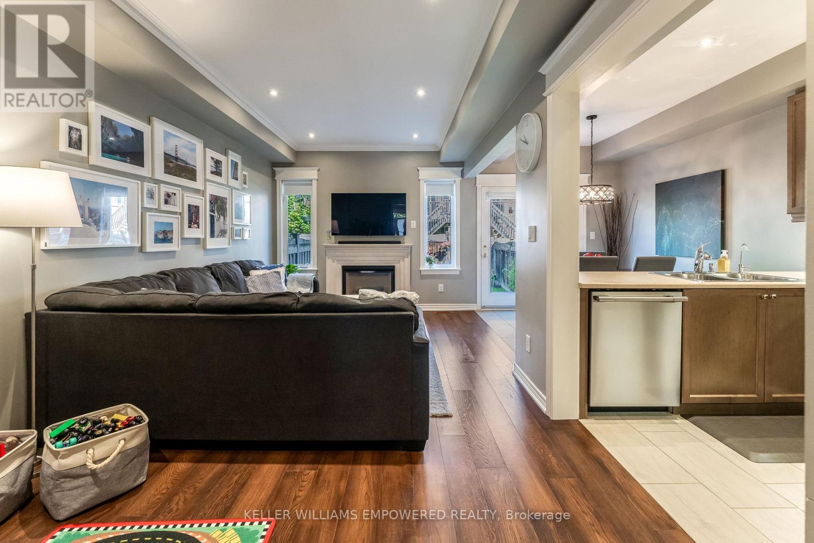 372 William Dunn Crescent, Newmarket, Ontario  L3X 3L3 - Photo 5 - N12405699
