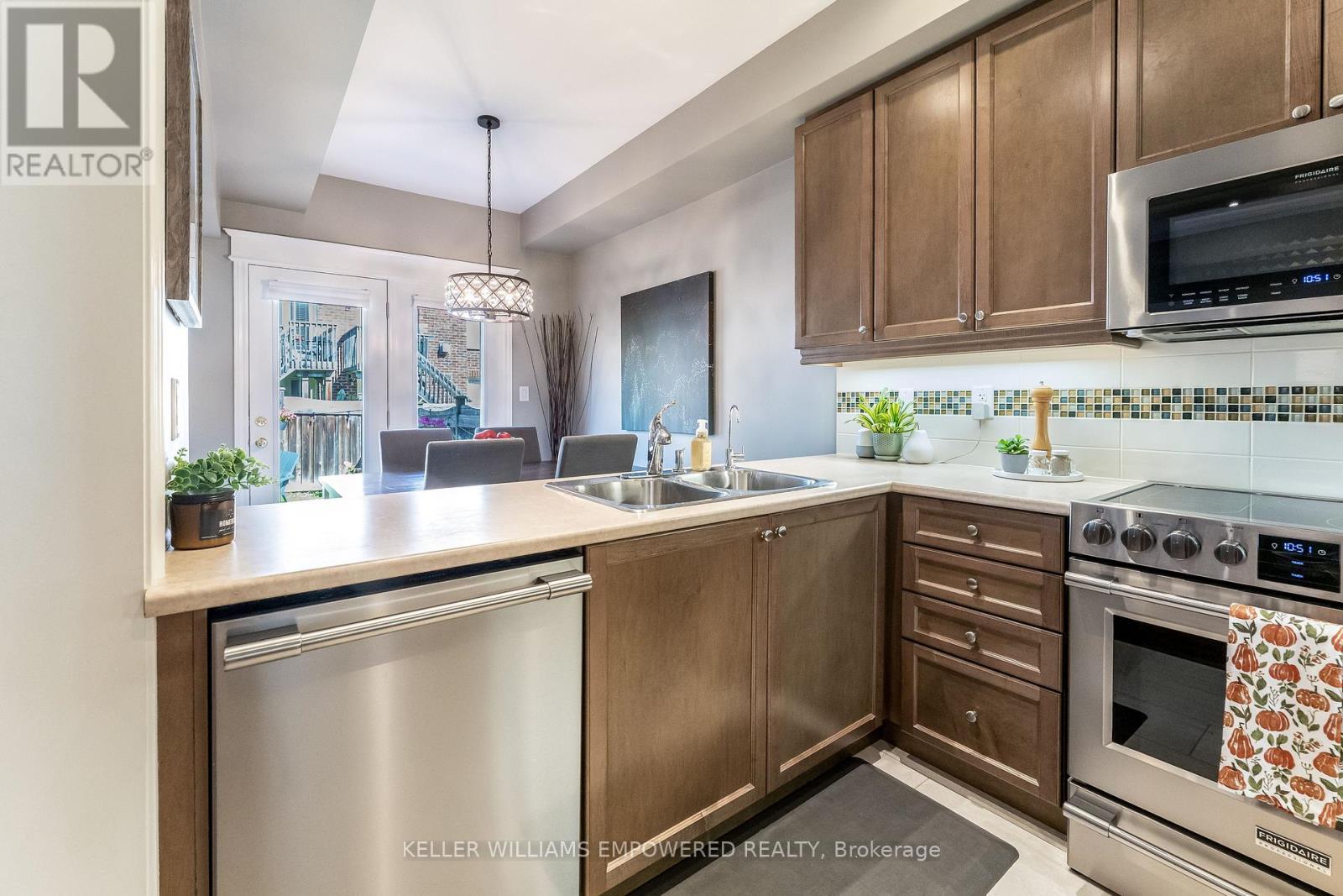 372 William Dunn Crescent, Newmarket, Ontario  L3X 3L3 - Photo 8 - N12405699