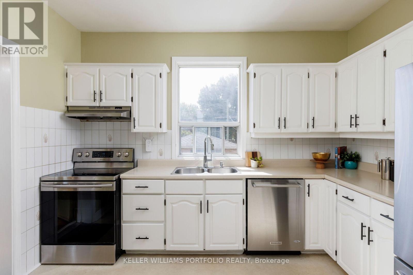 165 Galley Avenue, Toronto, Ontario  M6R 1H3 - Photo 13 - W12405702